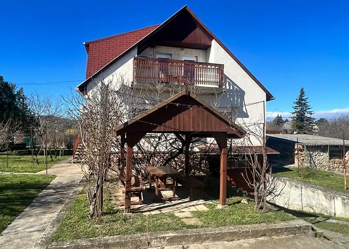 A Festo Vendeghaza / The Painter\'S Guest House