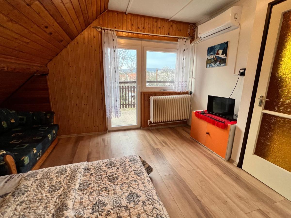 Apartment A Festo Vendeghaza / The Painter's Zanka
